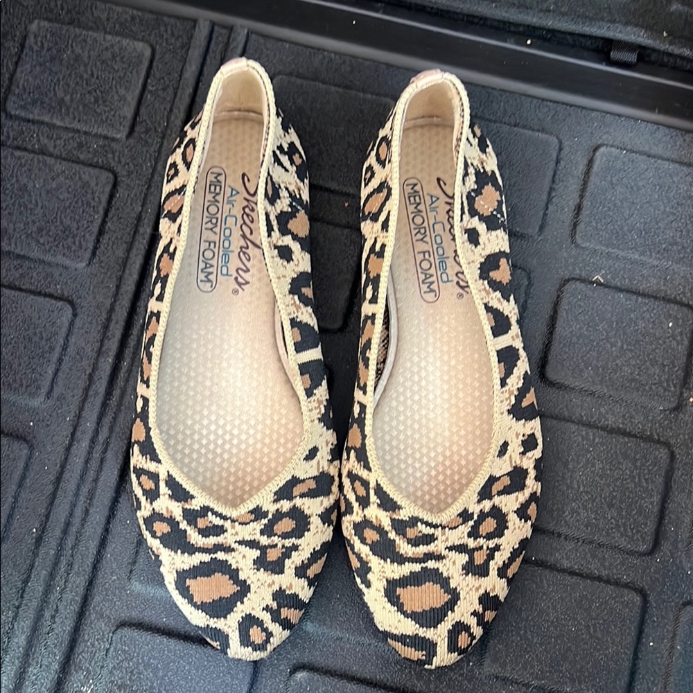 Skechers Black and Tan Flats Comfortable Loafers